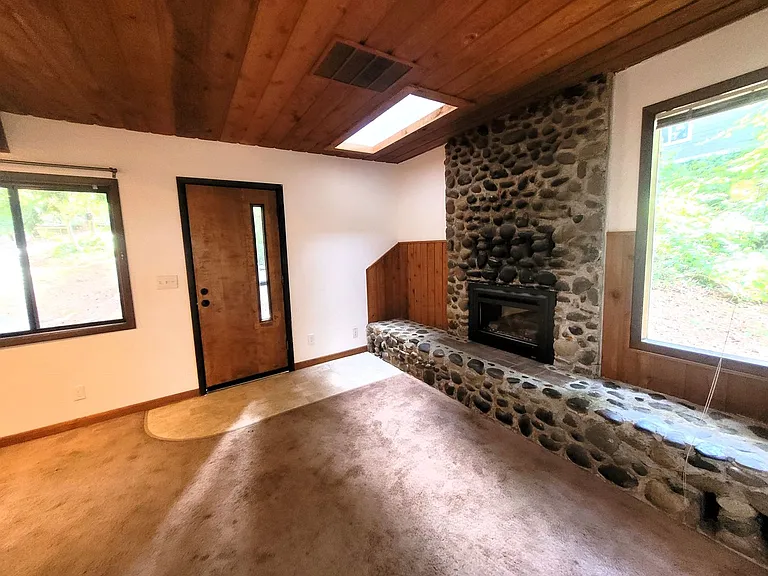 1327 Toledo St — Photo 7