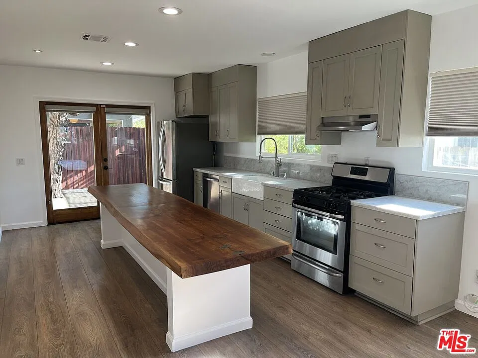 2 bed, 2.0 bath, 805 sqft, $4,000 — Photo 1