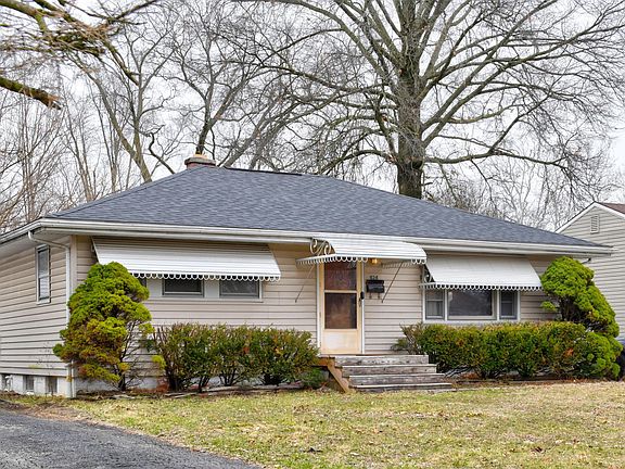 2nd image of 824 S Ashburton Rd