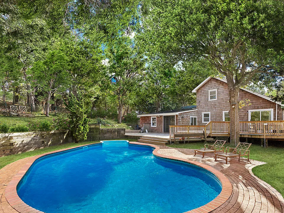 16 Peconic Rd