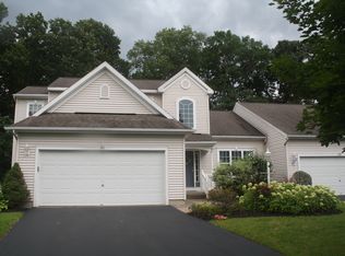 31 Parkland Ct, Clifton Park, NY 12065