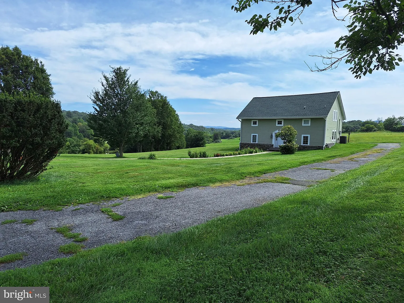 2 bed, 1.5 bath, 2200 sqft, $2,500 — Photo 1