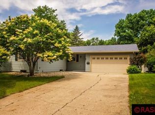 65 Oakwood Dr, Mankato, MN 56001