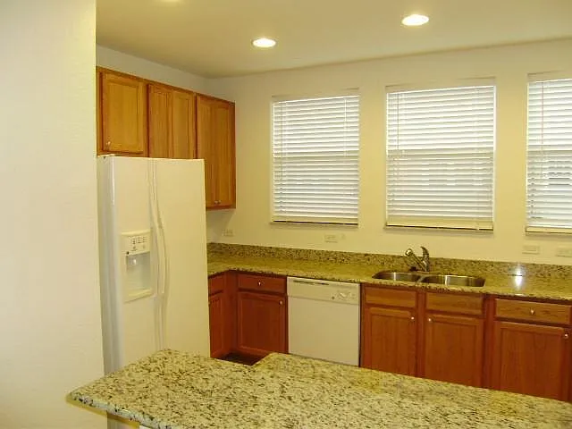 2 bed, 2.5 bath, 1448 sqft, $2,600 — Photo 3