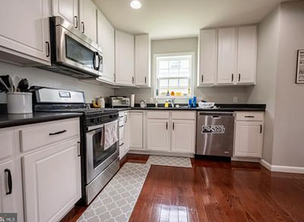 3 bed, 2.5 bath, 1936 sqft, $2,600 — Photo 4