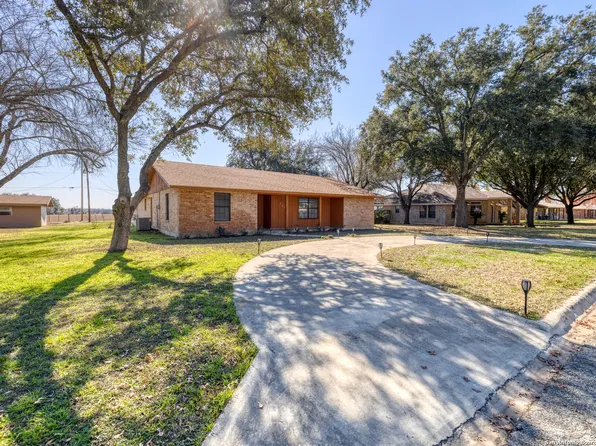 129 S Bluebonnet Dr, Uvalde, TX 78801