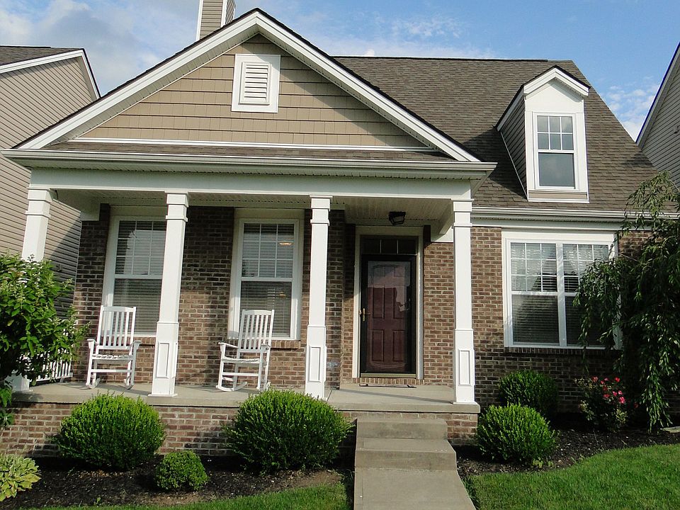 HOA maintained front yard past sidewalk...low maintenance!