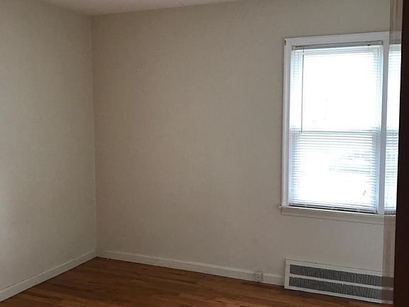 4th image of 14010 Hart Ave