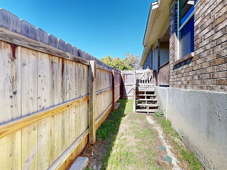914 Ramblewood St #B — Photo 16