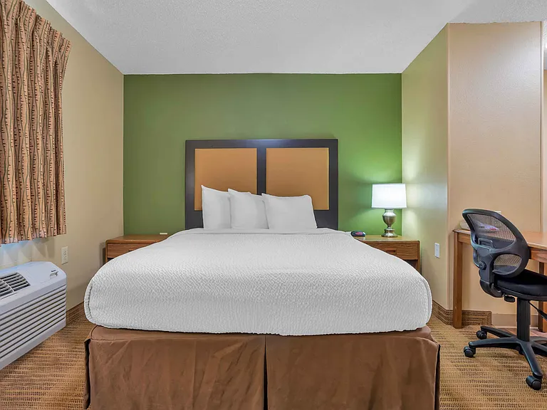 1 Bedroom Suite - 1 Queen Bed