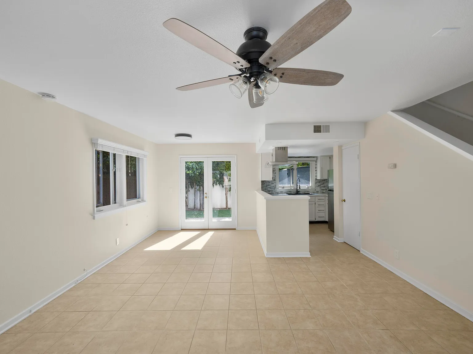 2 bed, 1.0 bath, $4,250 — Photo 4