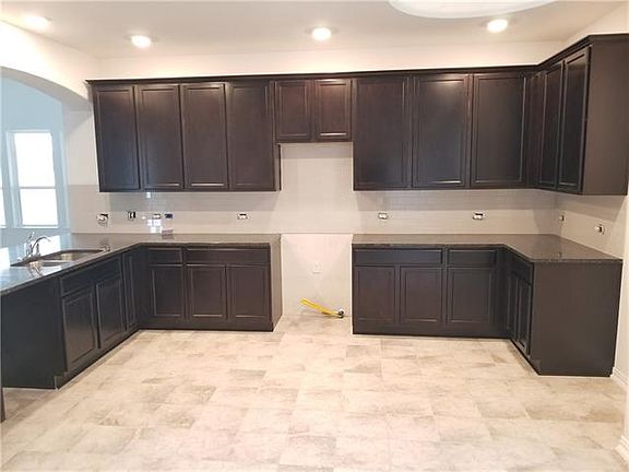 4th image of 713 Old Settlers Dr