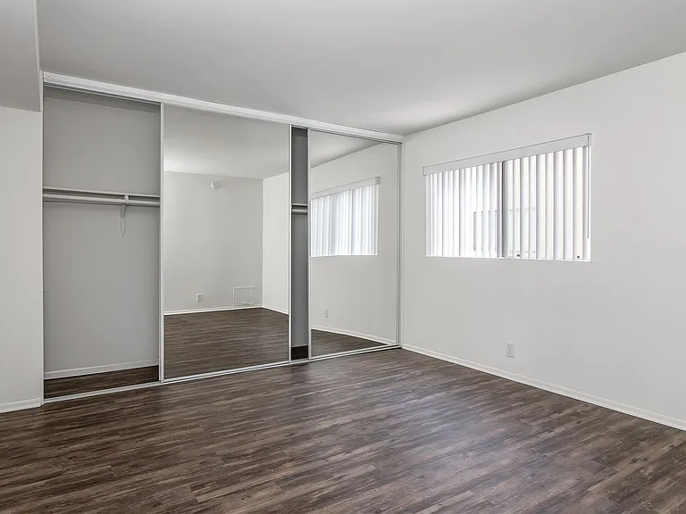 525 N Kenwood St — Photo 10