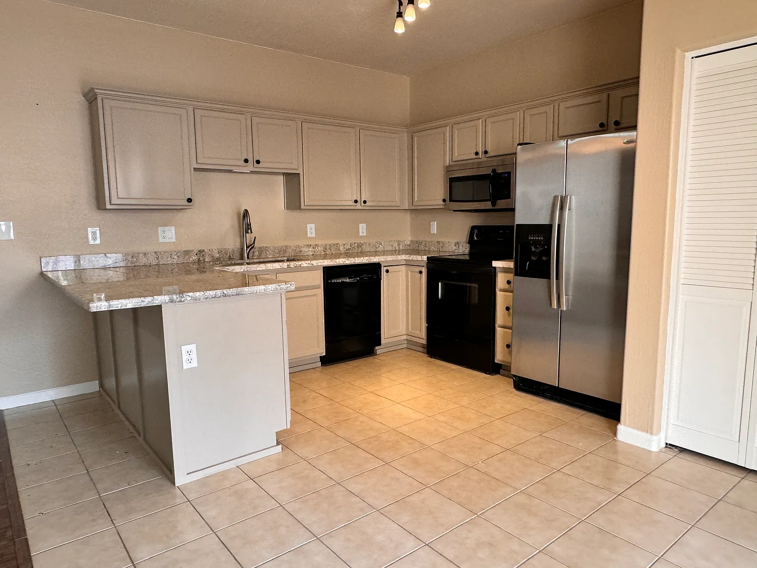 3 bed, 1177 sqft, $1,550 — Photo 4