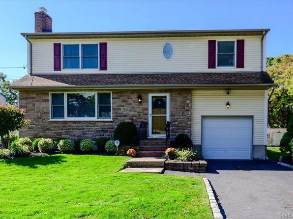 1924 Louis Kossuth Avenue, Ronkonkoma, NY 11779