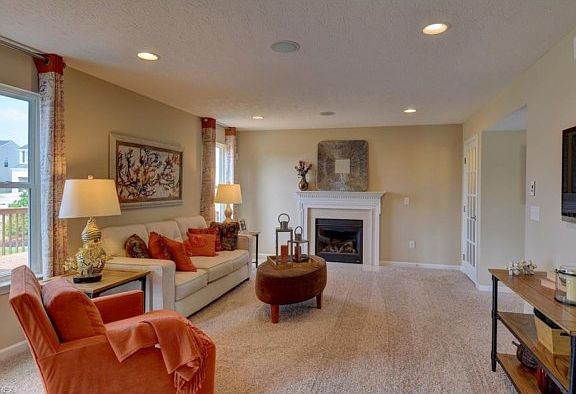 2nd image of 1909 Spruce Ln