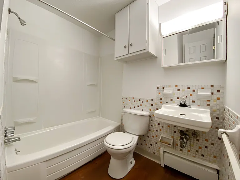 Holland Gardens Apartments — Photo 26