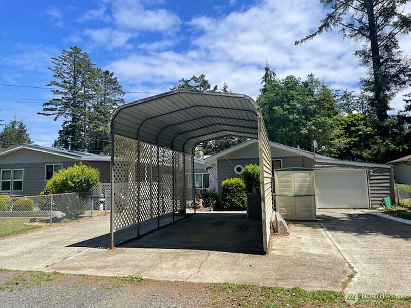3rd image of 2404 Bay Avenue