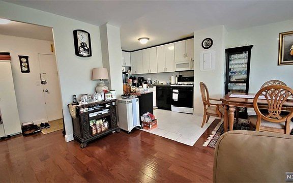 3rd image of 2352 Linwood Ave APT 3F