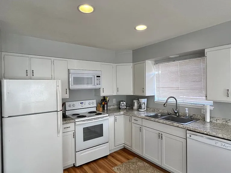 561 Claremont St #B — Photo 8