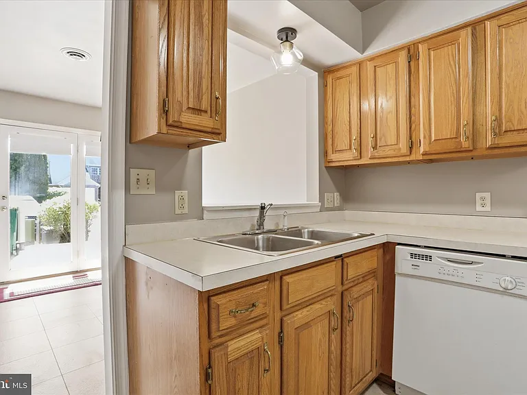 1008 Orchard Dr — Photo 7