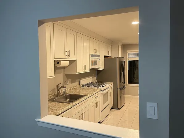 342 Oak Knoll Dr, Manalapan, NJ 07726