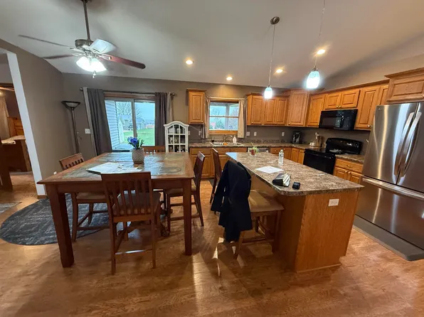 210 1st St SE, Epworth, IA 52045