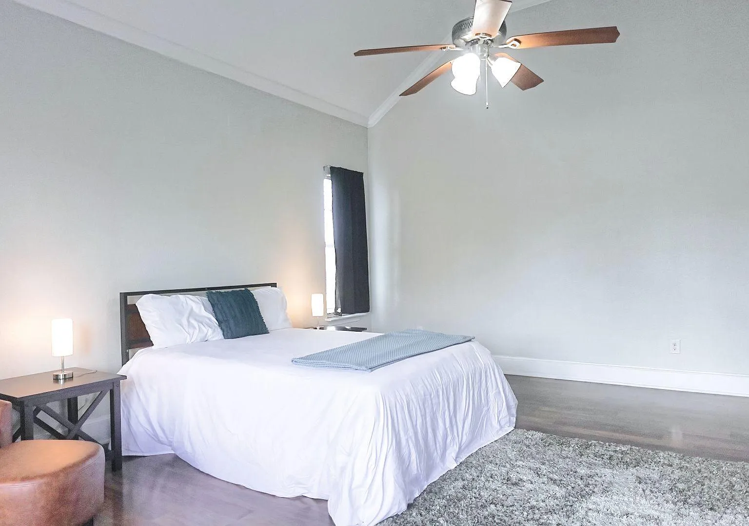 4 bed, 2.0 bath, 2300 sqft, $957 — Photo 1