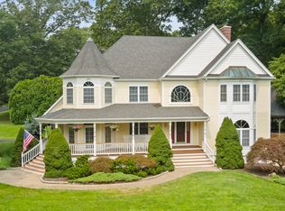 10 Alexander Dr, East Lyme, CT 06333