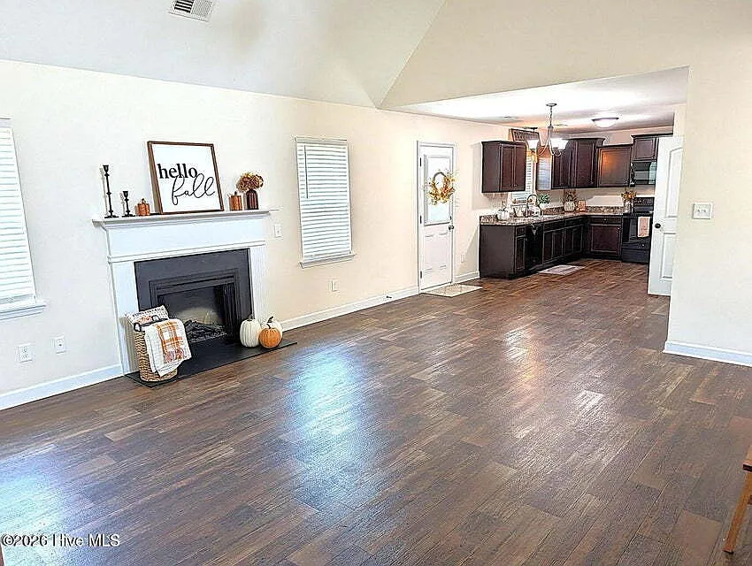 3 bed, 2.5 bath, 1756 sqft, $2,100 — Photo 3