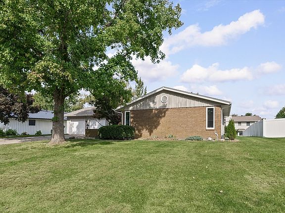 3rd image of 903 Crestview Ln