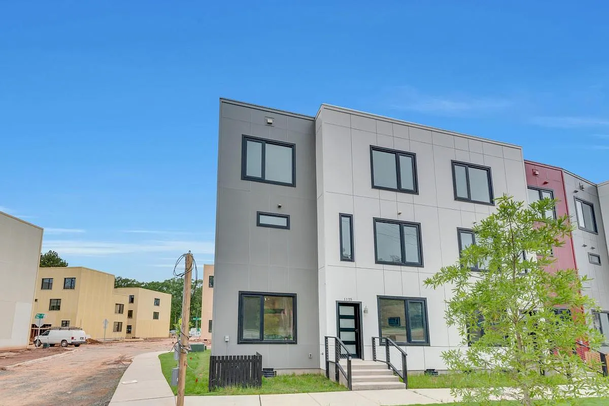 3 bed, 2429 sqft, $2,650 — Photo 3