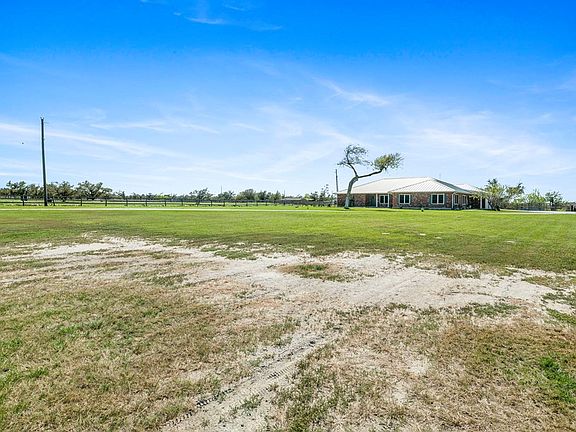 4th image of 202 Club Lake Dr