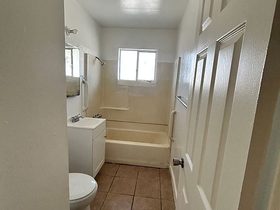 4th image of 1012 Rodgers Rd #10-1
