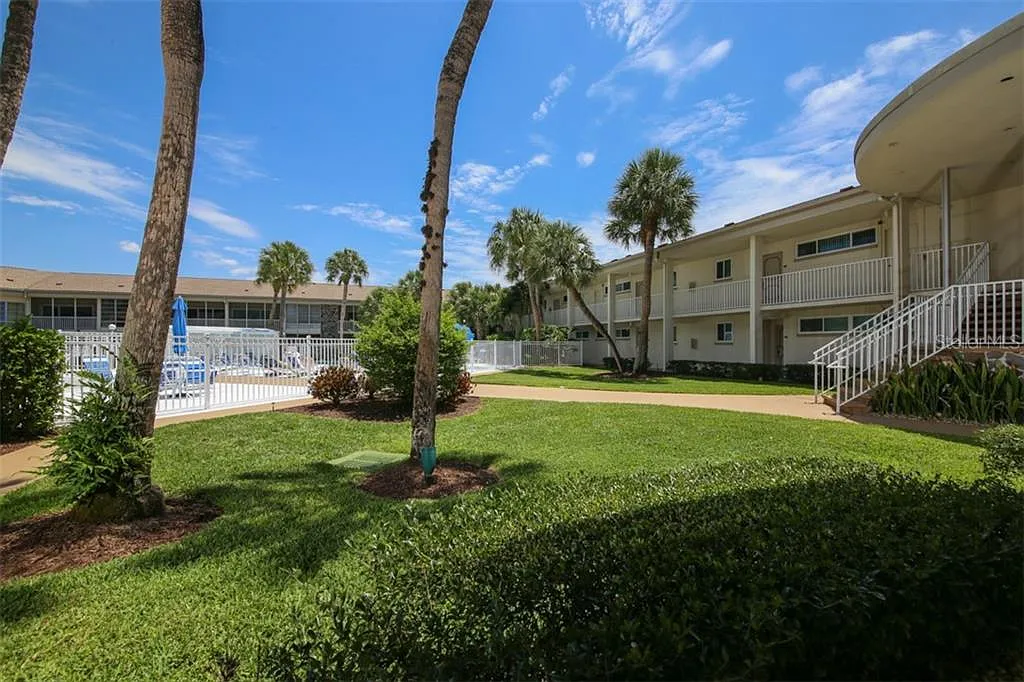 2 bed, 1034 sqft, $6,000 — Photo 3