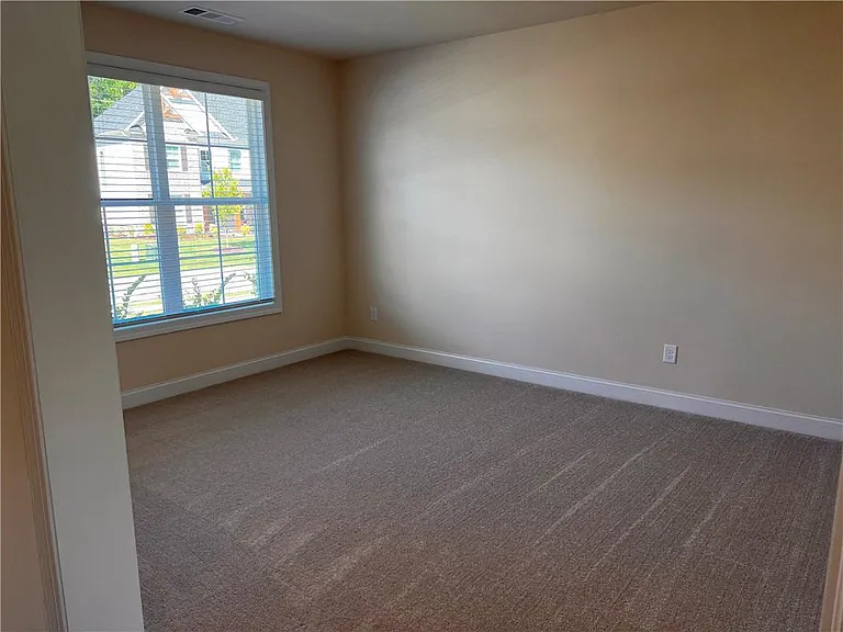 3755 Crestland Ln — Photo 12
