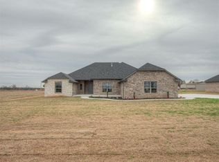 8561 Oak Tree Cir, Edmond, OK 73025