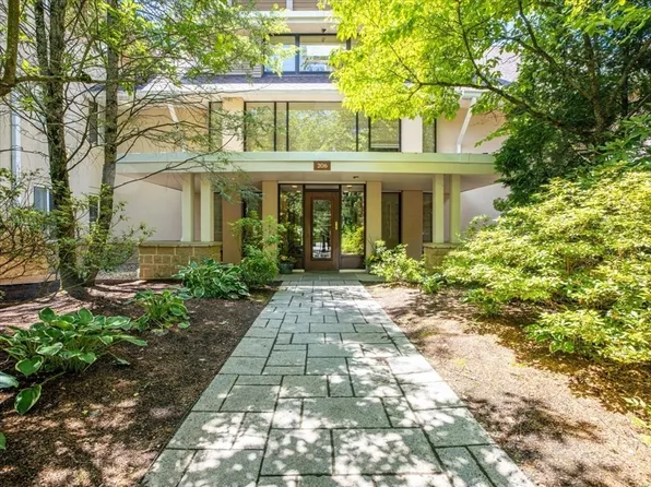 206 Allandale Rd APT 1B, Chestnut Hill, MA 02467