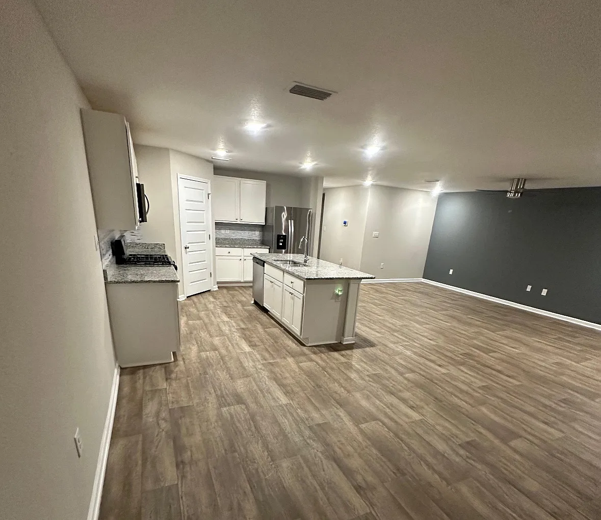 4 bed, 2031 sqft, $2,095 — Photo 2