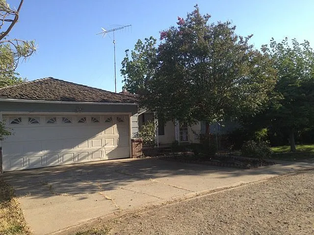 9615 Toews Ave photo 1
