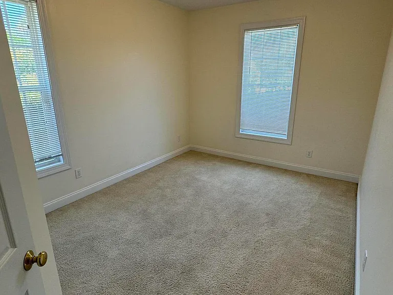 1052 Stonebridge Ln — Photo 14