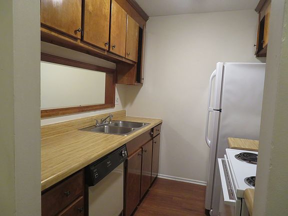 5th image of 113 Old North Church Rd