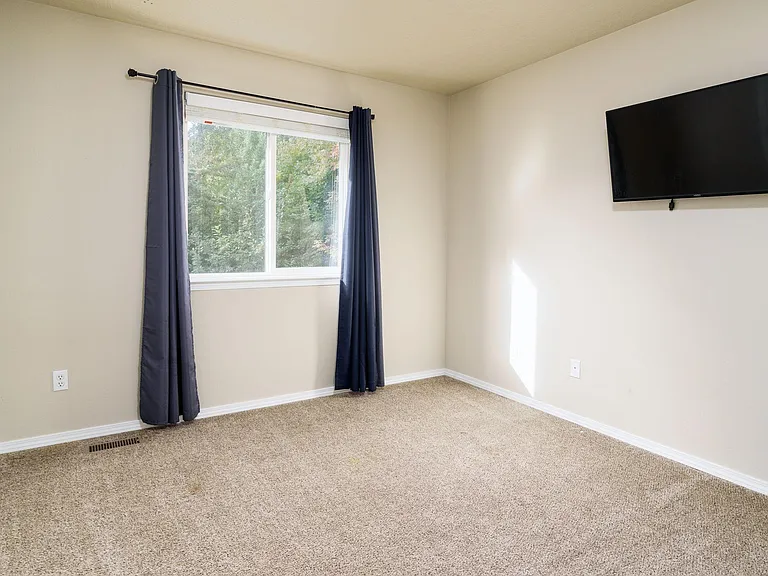 335 E Moskee St — Photo 14