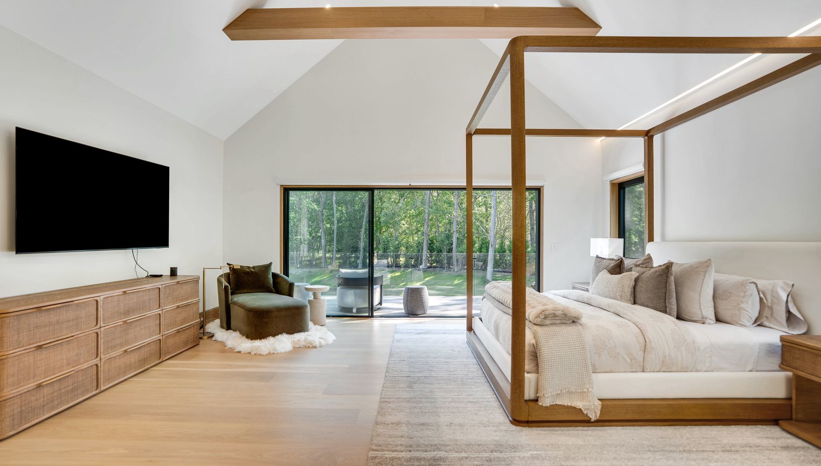  2nd Floor primary with its own large private deck and 2 loungers outside, speakers throughout. 