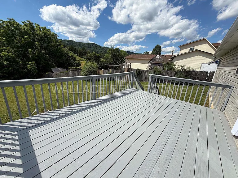 3175 Dutch Valley Rd — Photo 4
