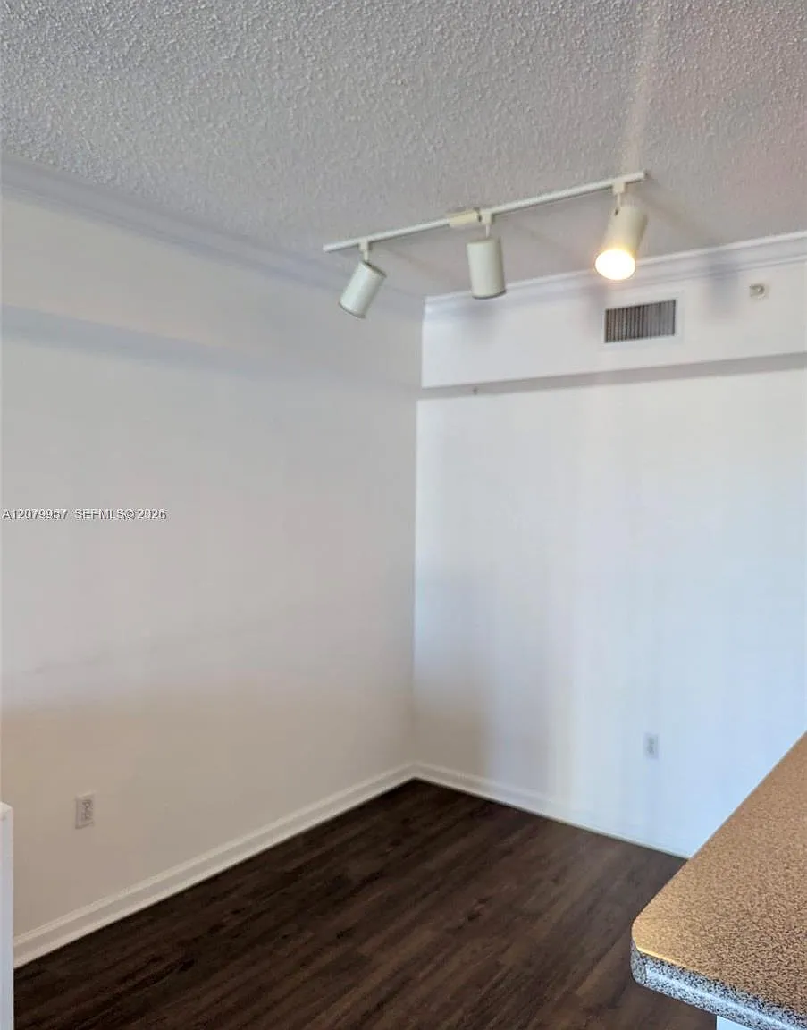 Regent Park Condo — Photo 4