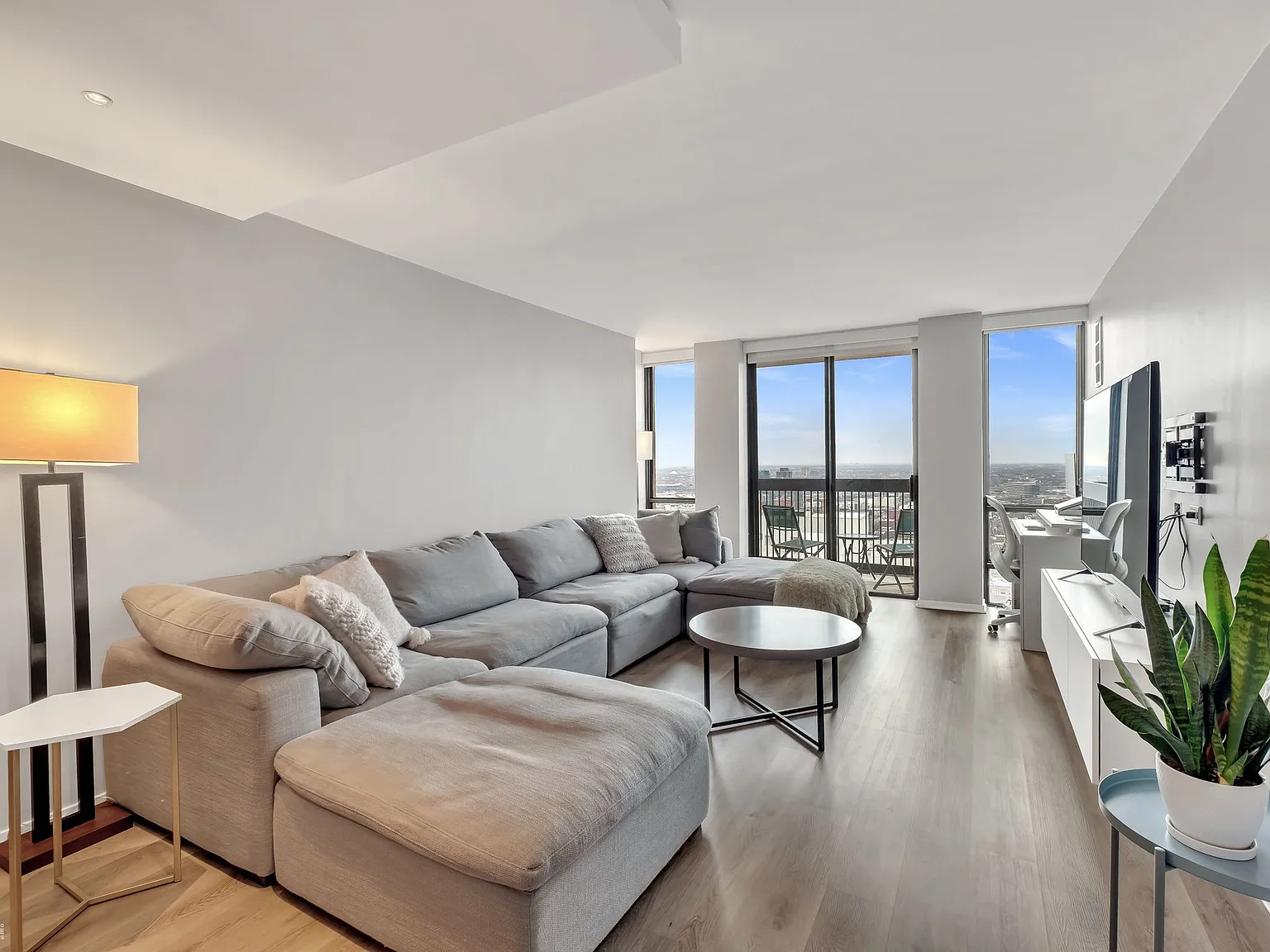 40th floor condo in Old Town, Wood floors, Open Kitchen, Balcony, West Facing, 24 Hour Doorman — Photo 1