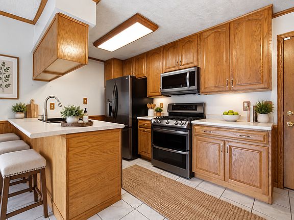2nd image of 927 Shiloh Ct