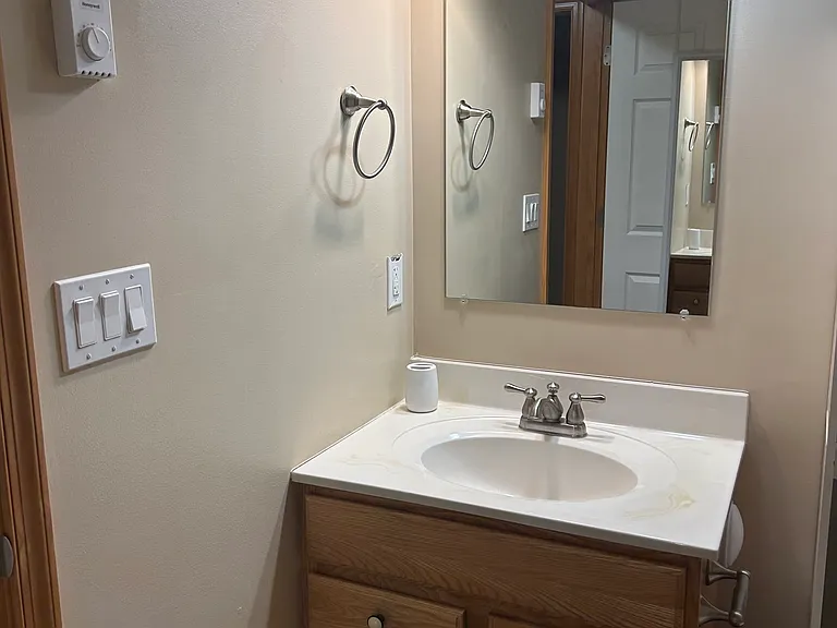 Bathroom sink vanity