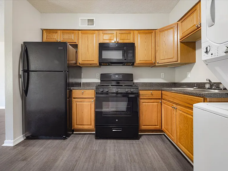 Holmes Pointe Apartments — Photo 23